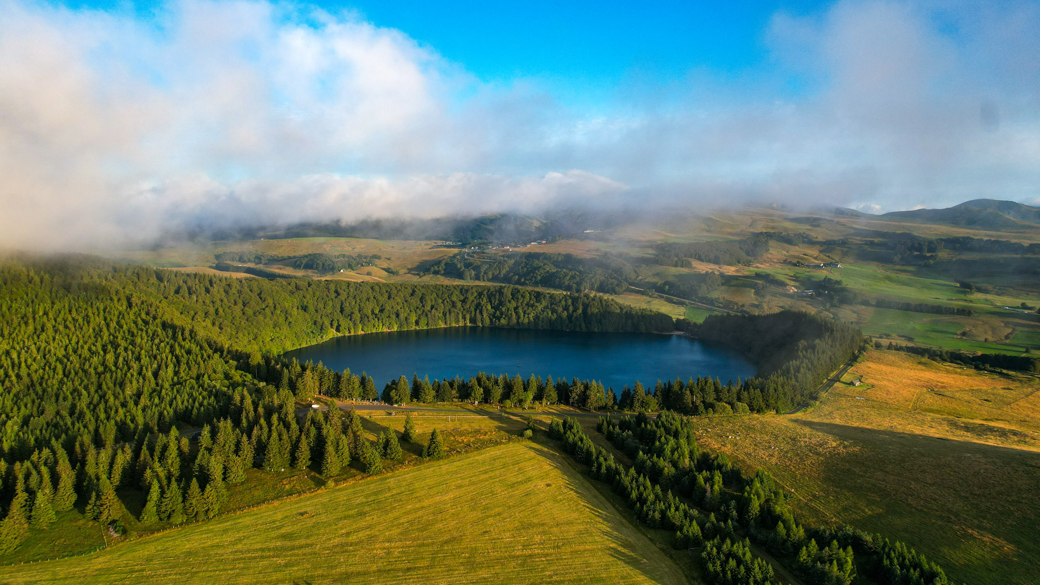 Le Lac Pavin et le Massif du Sancy sous les nuages