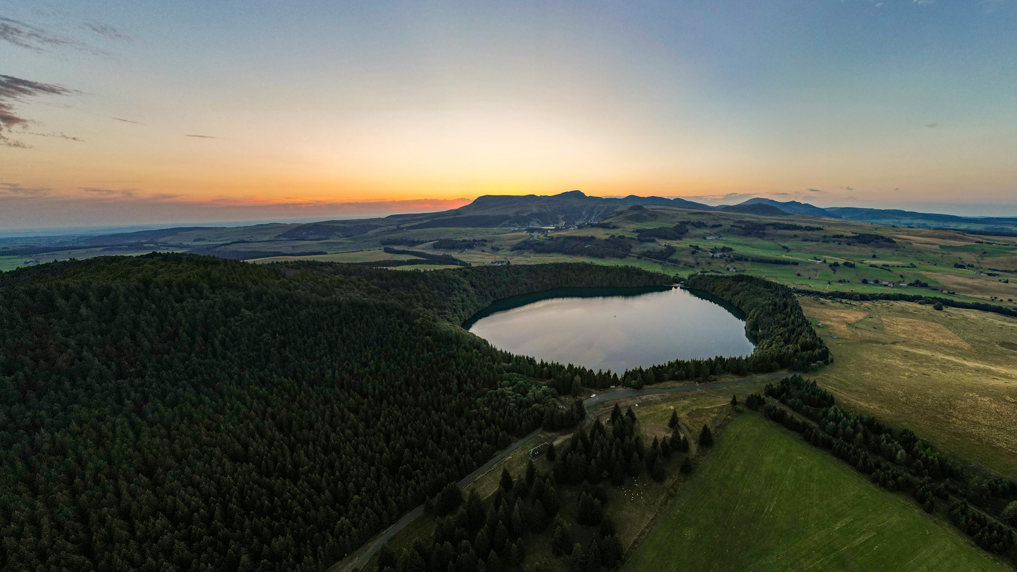 Coucher de soleil Lac Pavin et Puy de Montchal