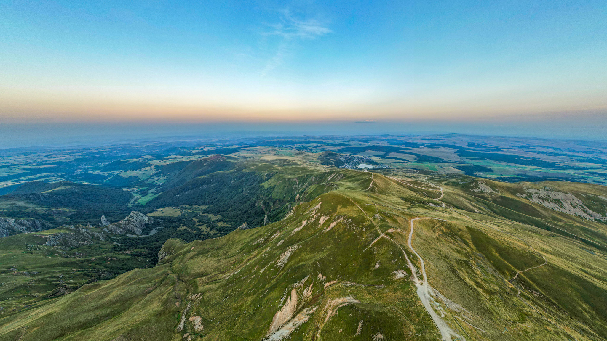 Puy de Sancy, panorama sur Super Besse et la Vallée de Chaudefour