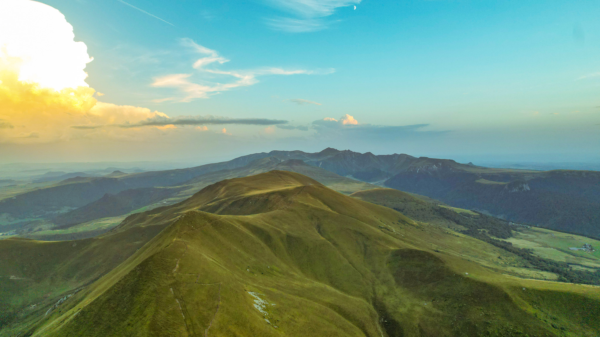 Puy de la Tache, les sommets du Massif Adventif et le Massif du Sancy