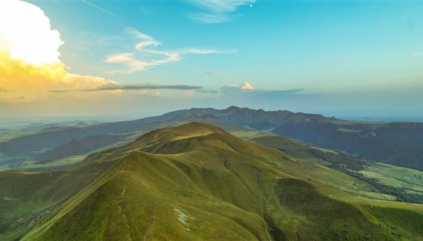 Puy de la Tache, les sommets du Massif Adventif et le Massif du Sancy
