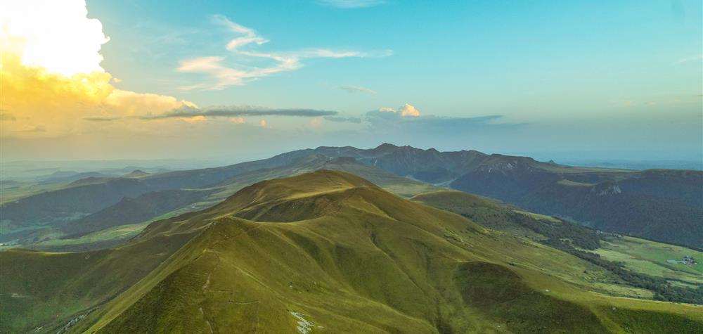 Puy de la Tache, les sommets du Massif Adventif et le Massif du Sancy