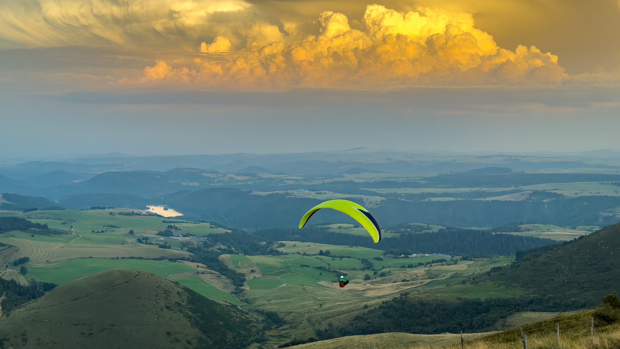 Puy de la Tache , parapentiste sur les pentes du Puy de la Tache