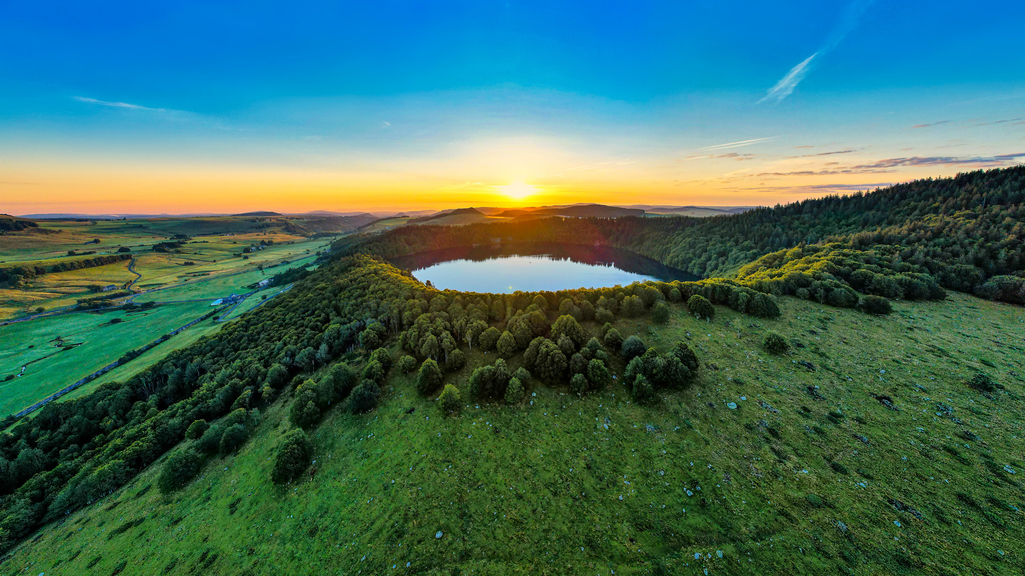 Lever de Soleil sur le Lac Pavin