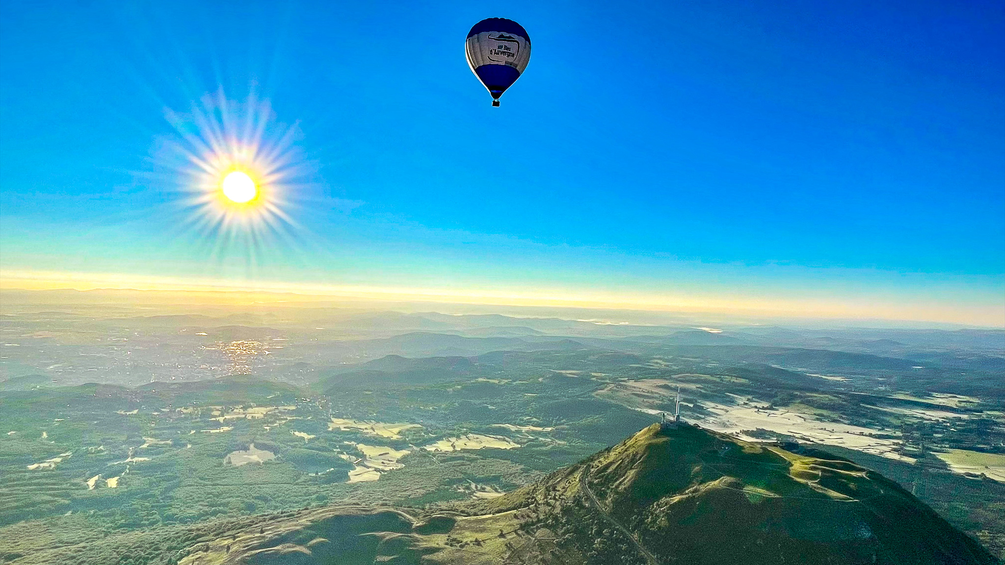 Voyage en Montgolfiere au dessus du Puy de Dôme et de la Chaîne des Puys
