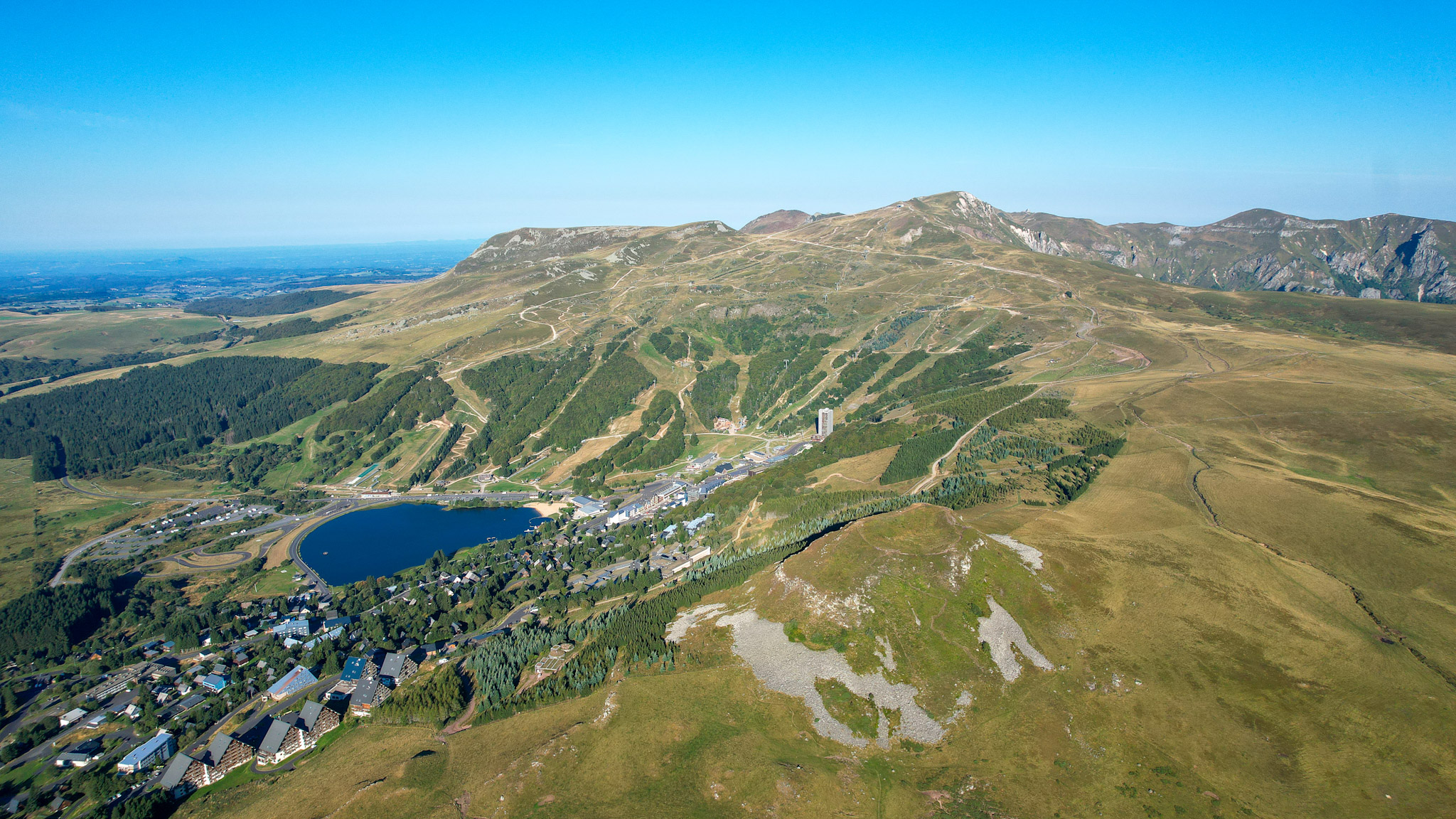 La Station de Super Besse et son domaine, du Puy de Chambourguet aux pentes du Puy de Paillaret