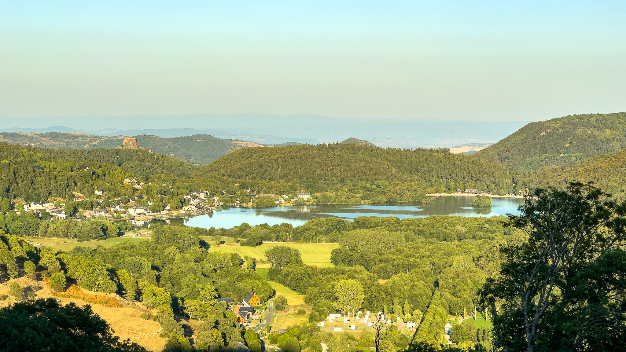 Le Lac Chambon et le Château de Murol