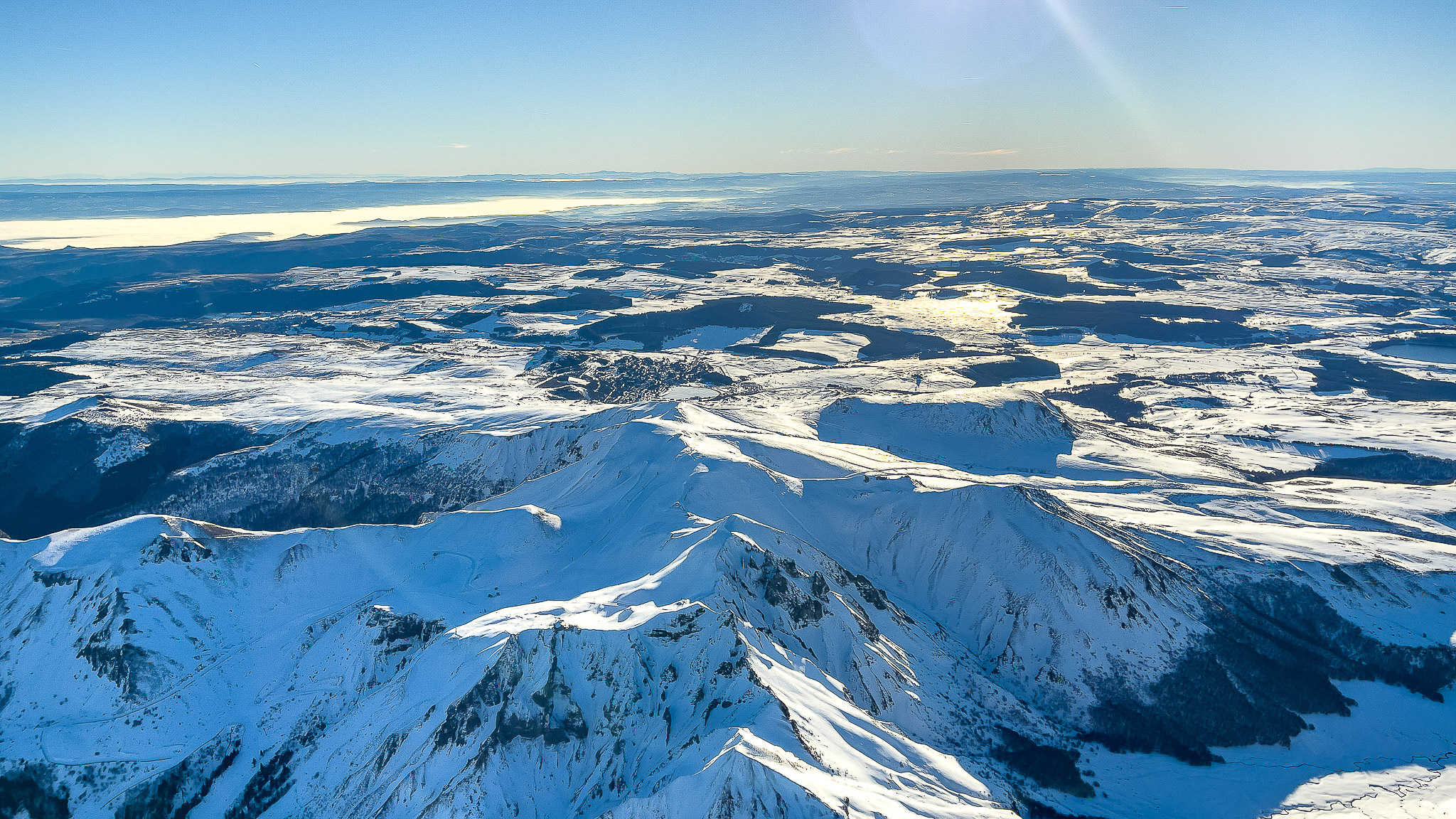 La Station de Super Besse enneigée et le Massif du Sancy