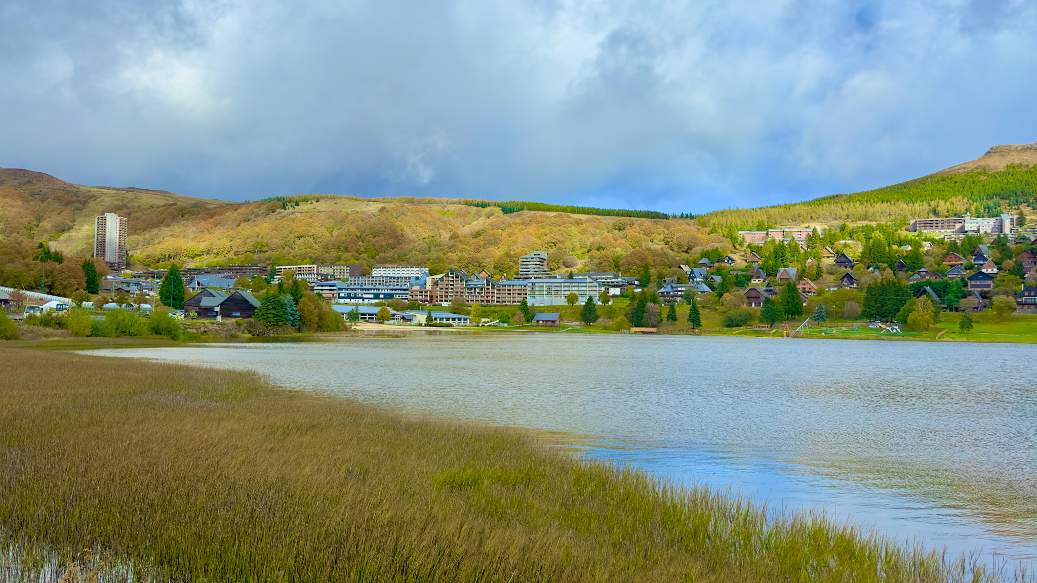 Lac des Hermines à Super Besse, panorama sur le station de Super Besse