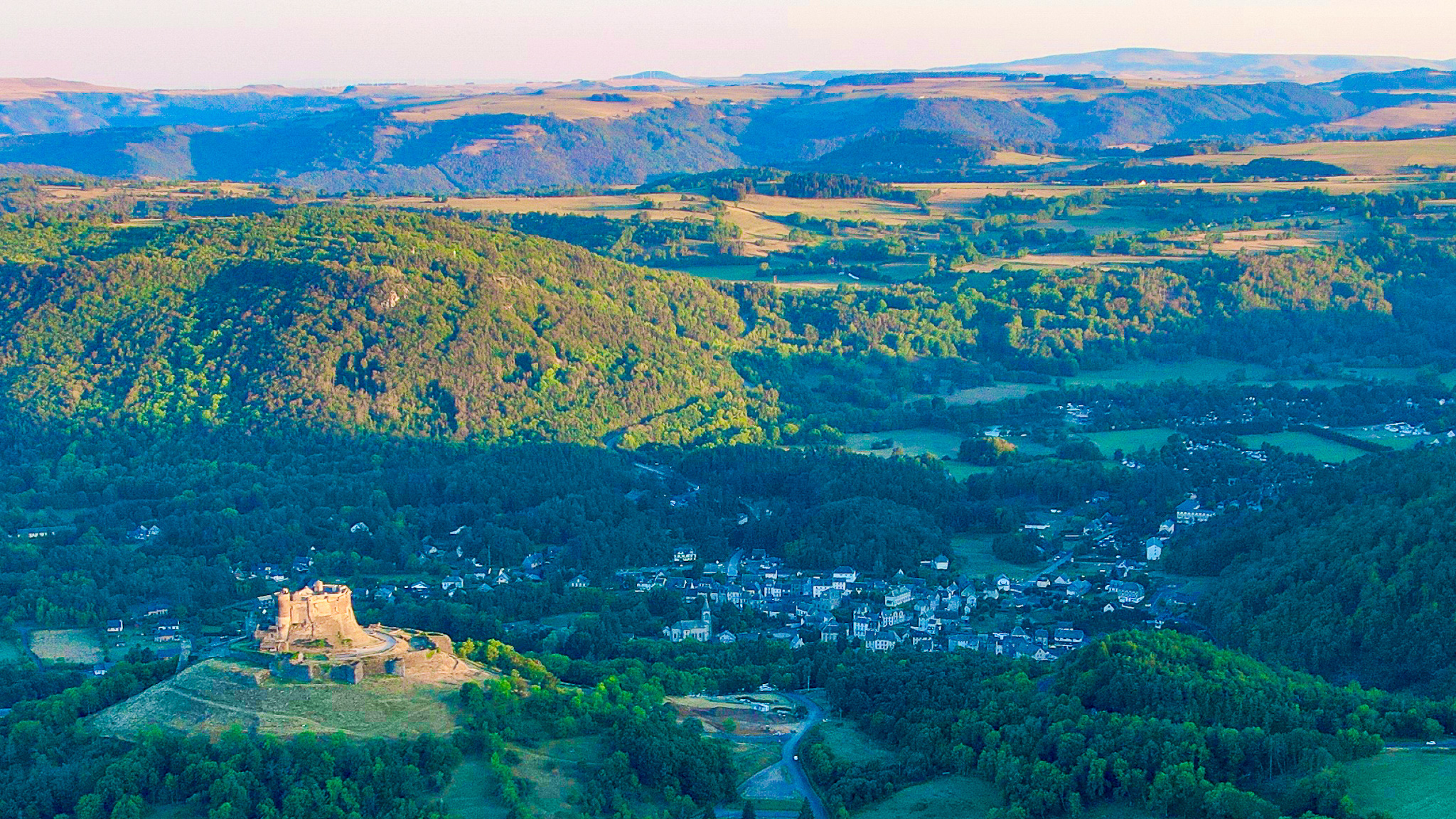 Murol dominé par le Chateau de Murol