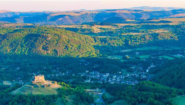 Murol dominé par le Chateau de Murol