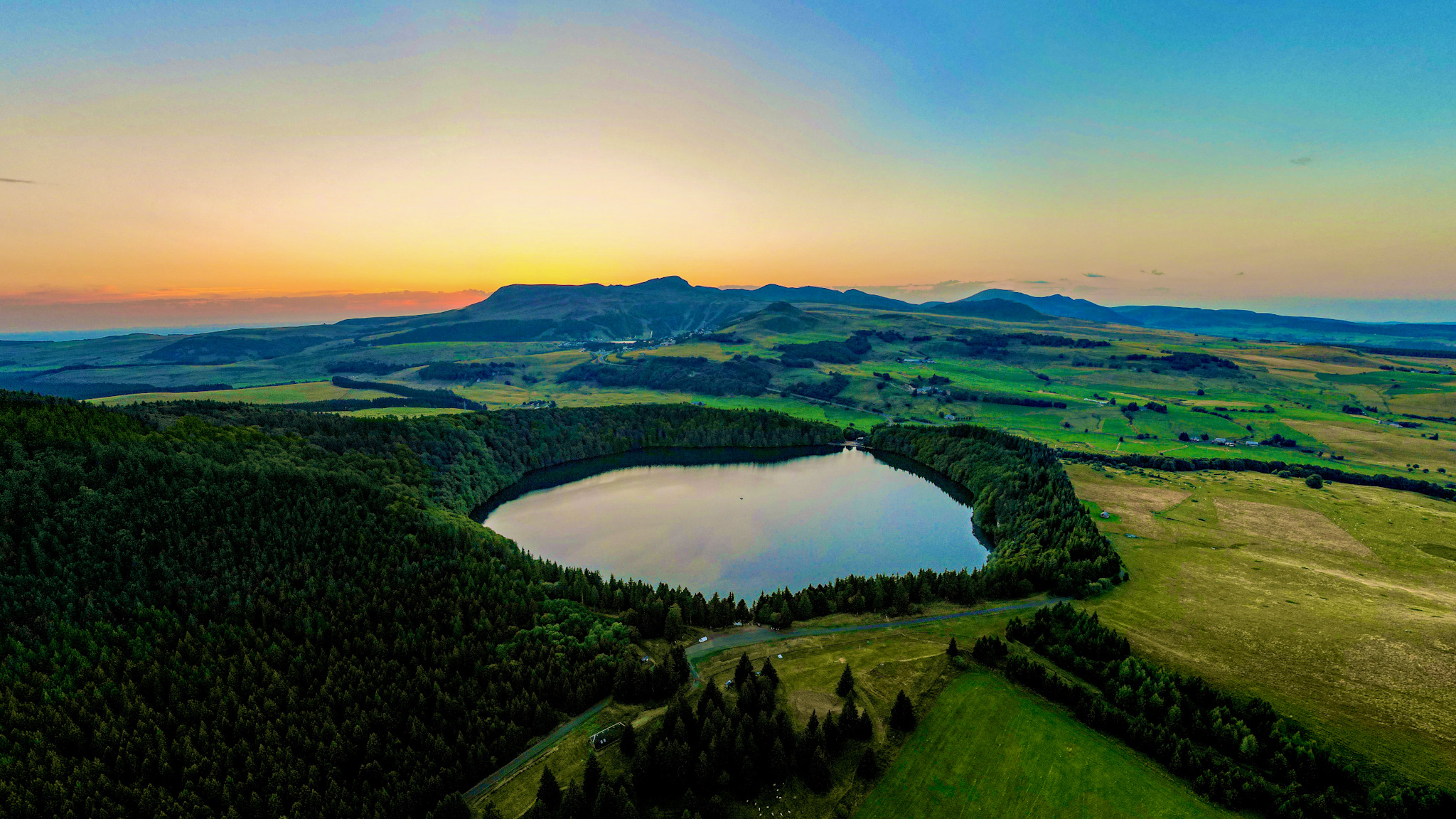 Le Lac Pavin à Besse et Saint Anastaise