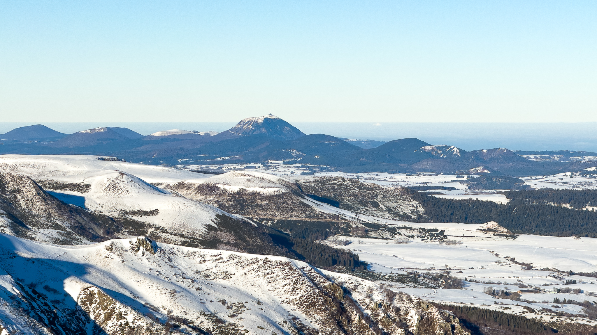 Puy de la Perdrix, belle vue hivernale sur le Puy de Dôme