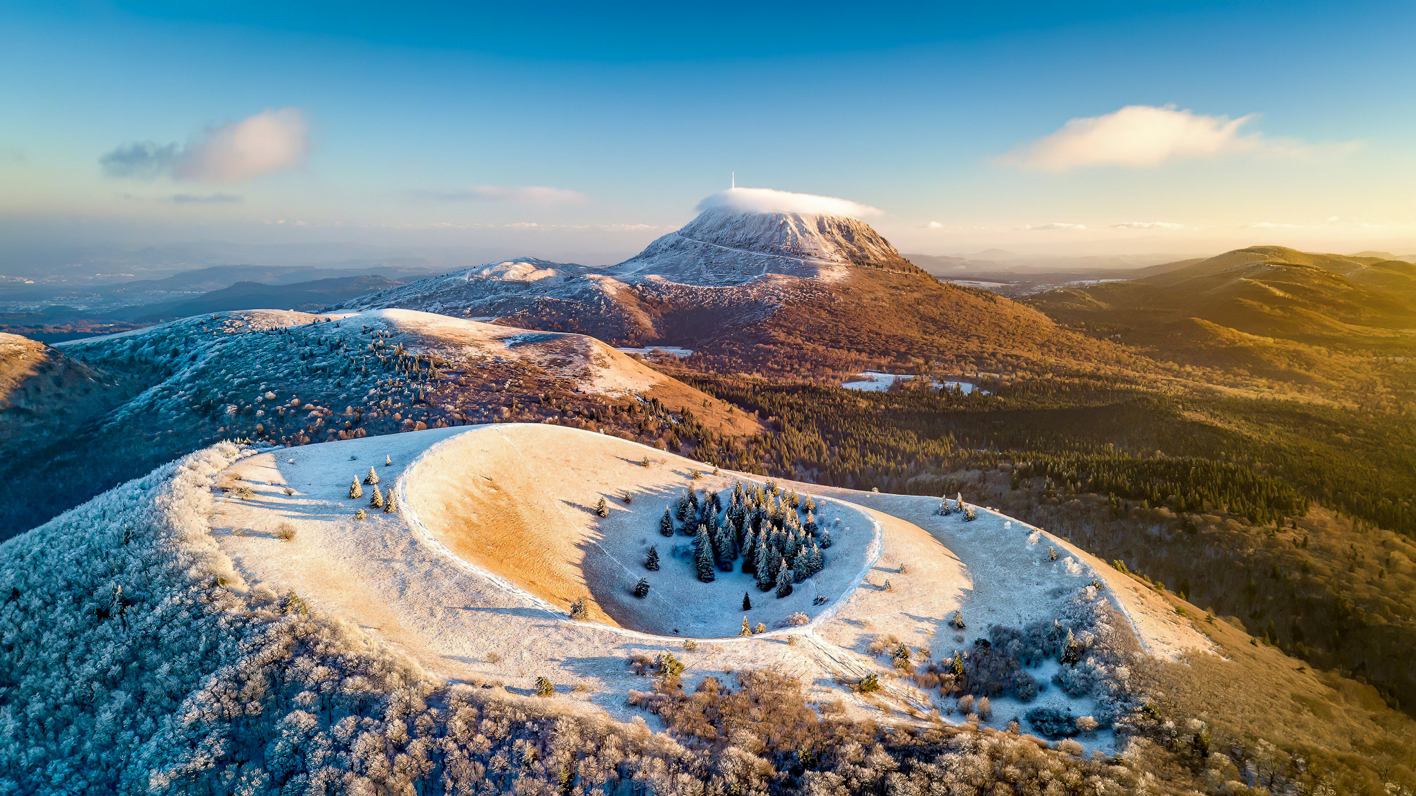 Puy de Dôme et le Puy Pariou enneigés