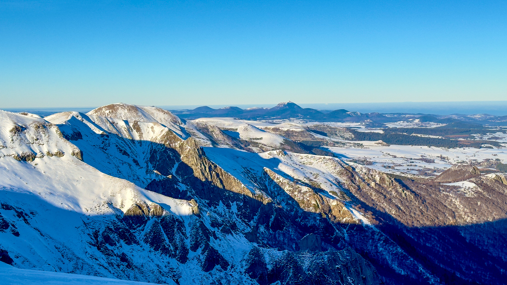 La Chaîne des Puys vue des Monts Dore