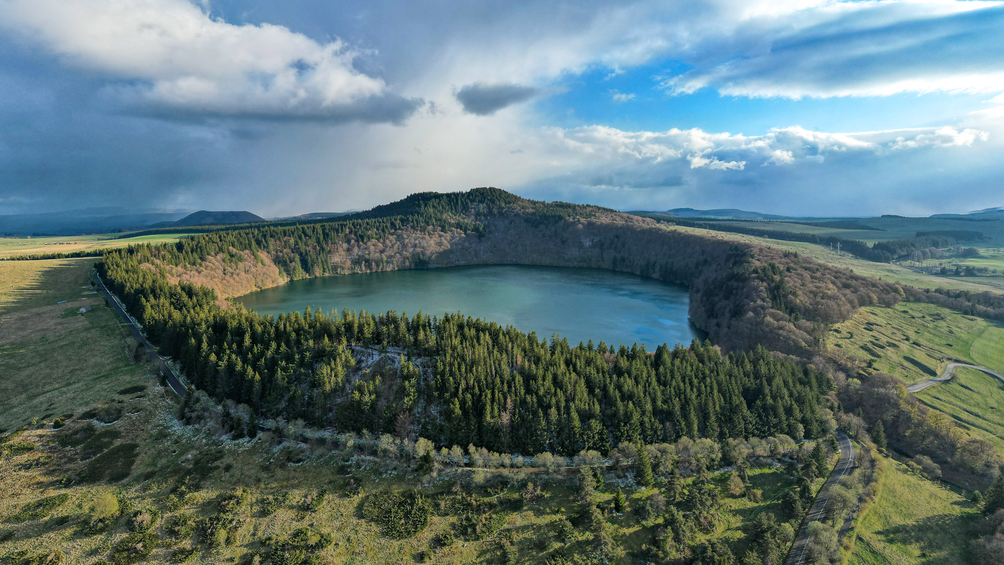 Le Lac Pavin et le Puy de Montchal