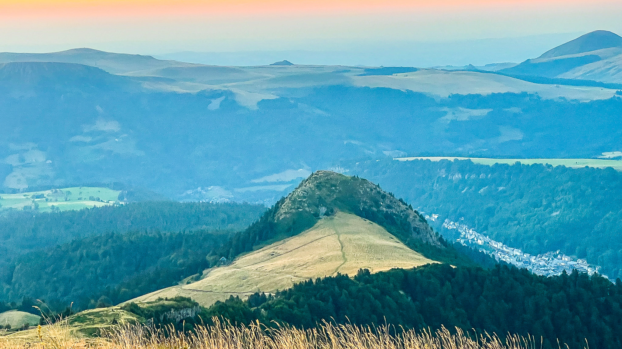 Puy de Cliergue au sommet, vue sur le Pic de Capucin