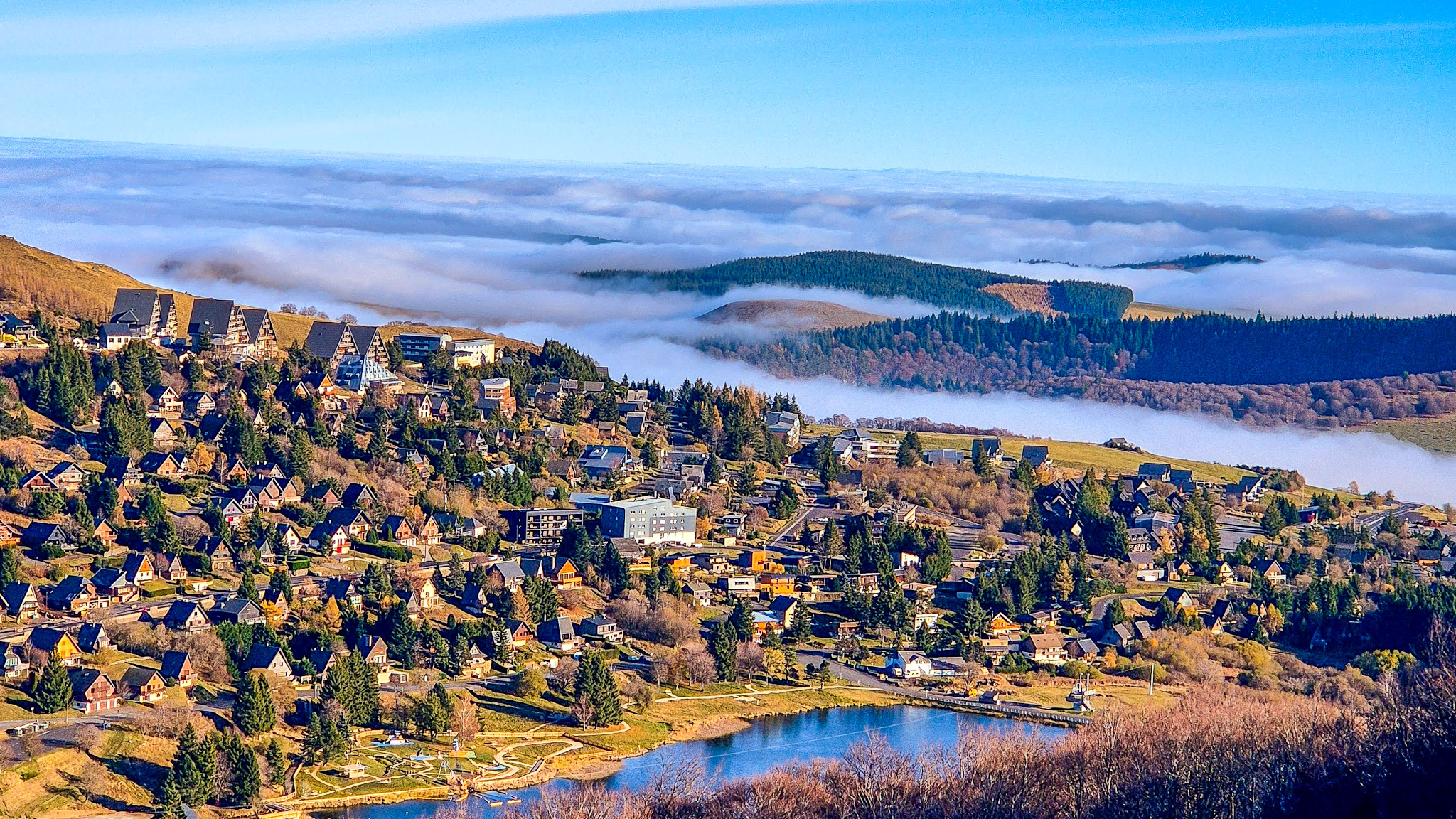 Mer de nuages et Lac des Hermines à Super Besse