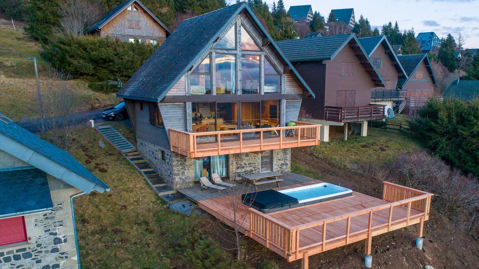 Chalet avec Spa de Nage a Super Besse en Auvergne