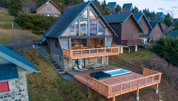 Chalet avec Spa de Nage a Super Besse en Auvergne