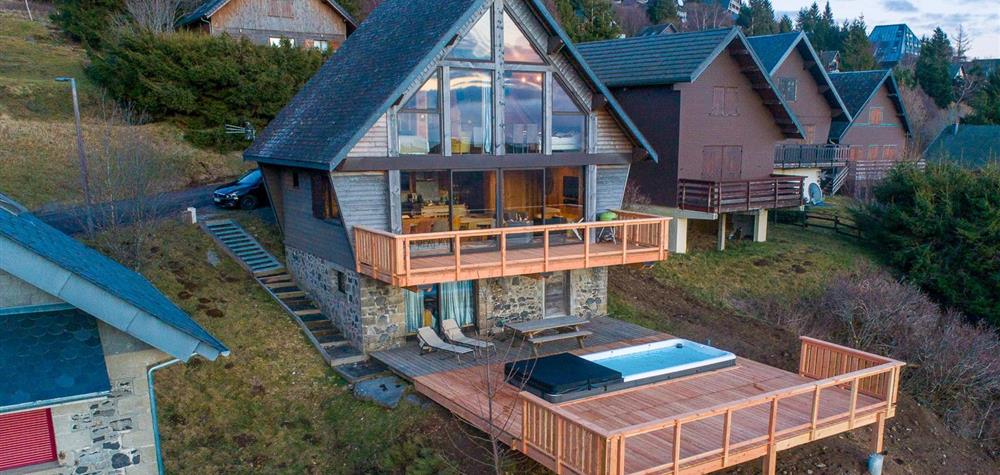 Chalet avec Spa de Nage a Super Besse en Auvergne