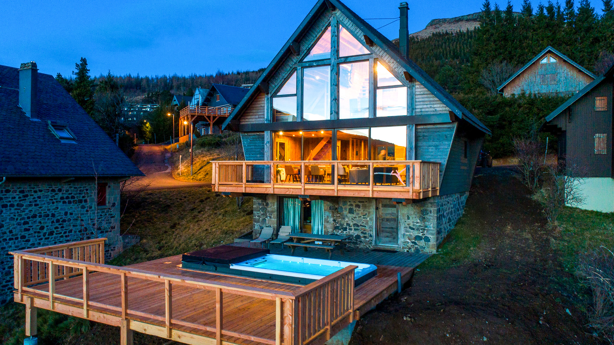 Chalet Cascade avec Spa de Nage a Super Besse