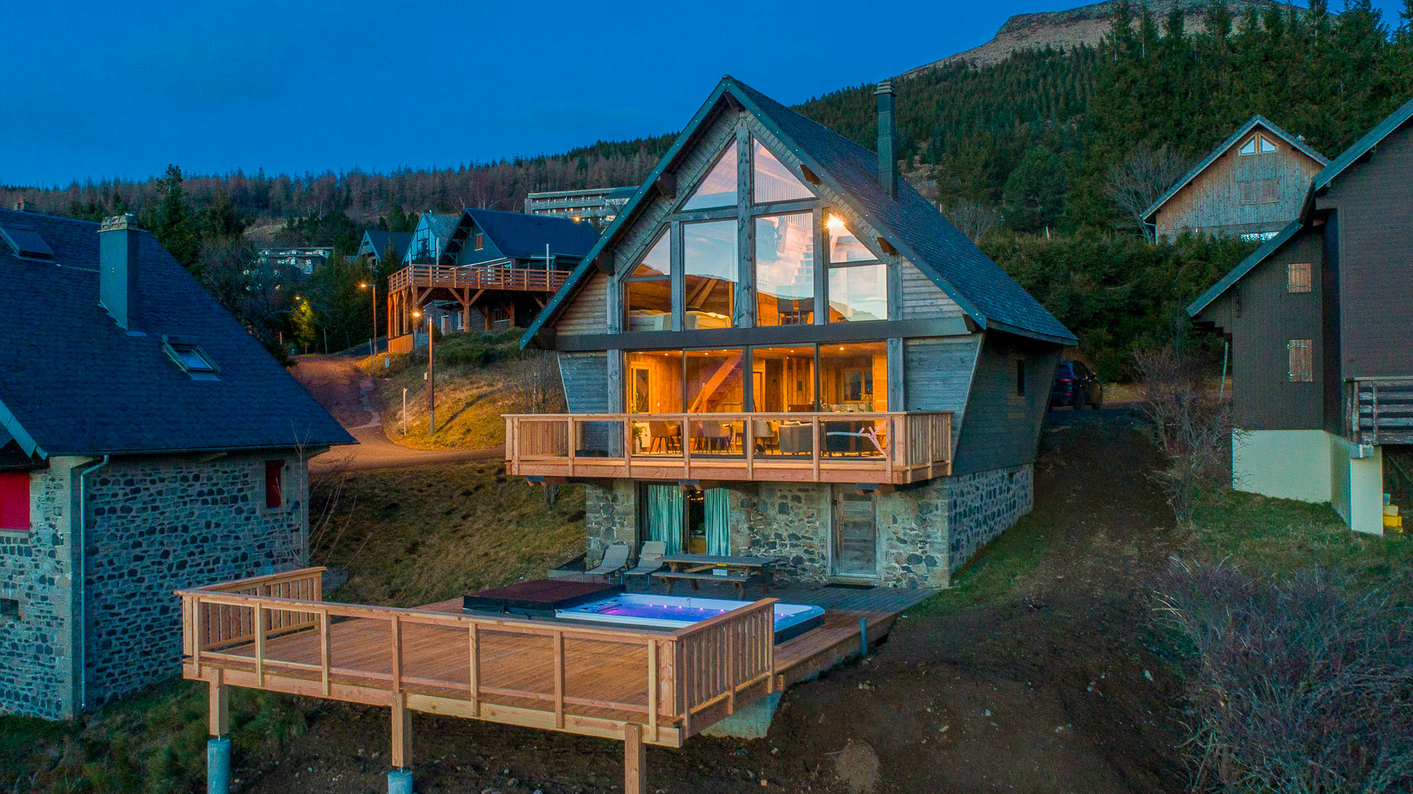Chalet lAnorak Super Besse, Spa (Jacuzzi) et Piscine a Contre courant