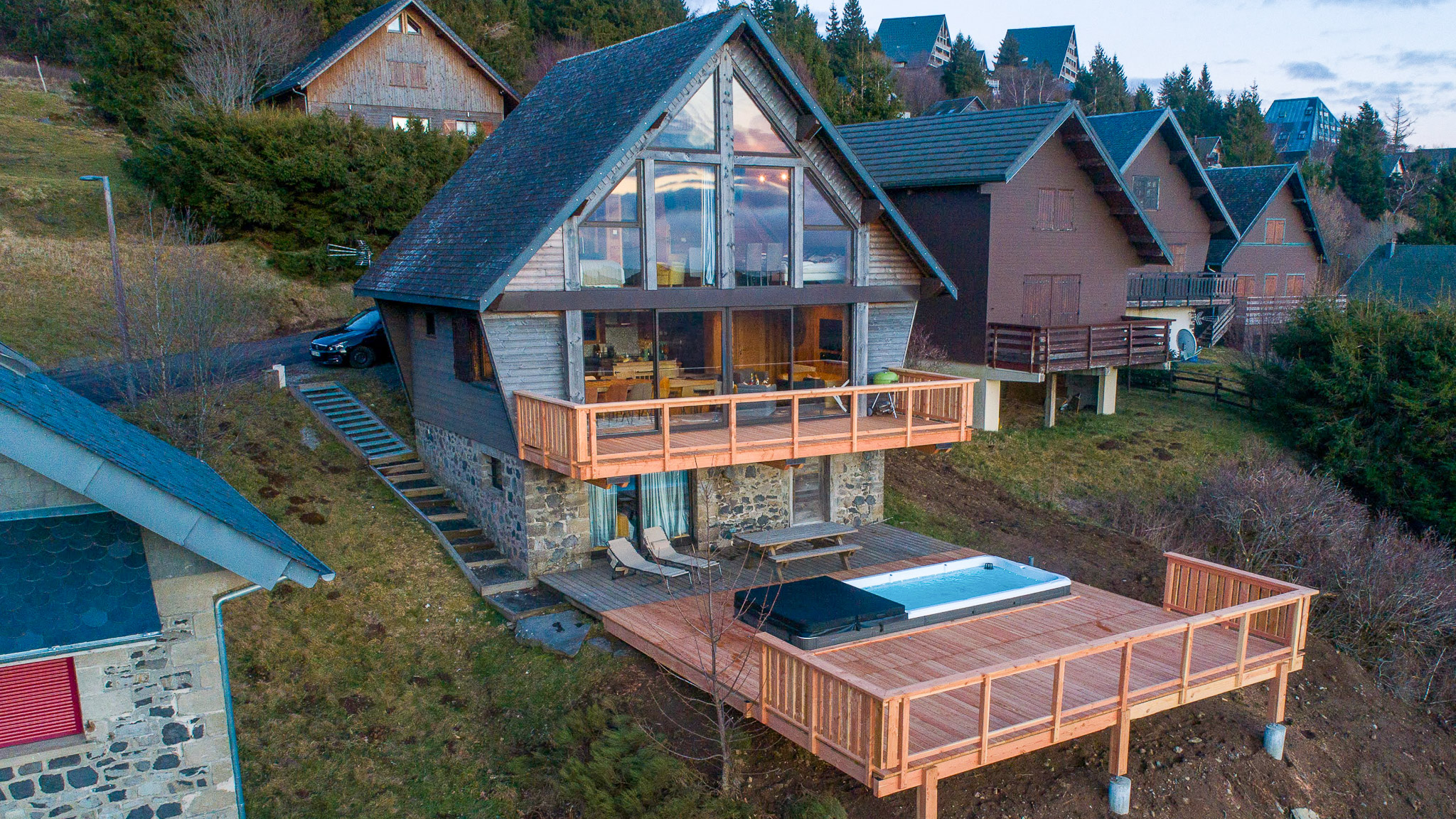 Chalet Cascade, chalet haur de ganne à Super Besse, vue magnifique sur la lac, spa de nage
