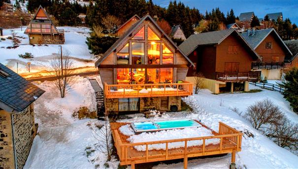 Gite d'Exception a Super Besse, spa de nage dominant le lac des Hermines