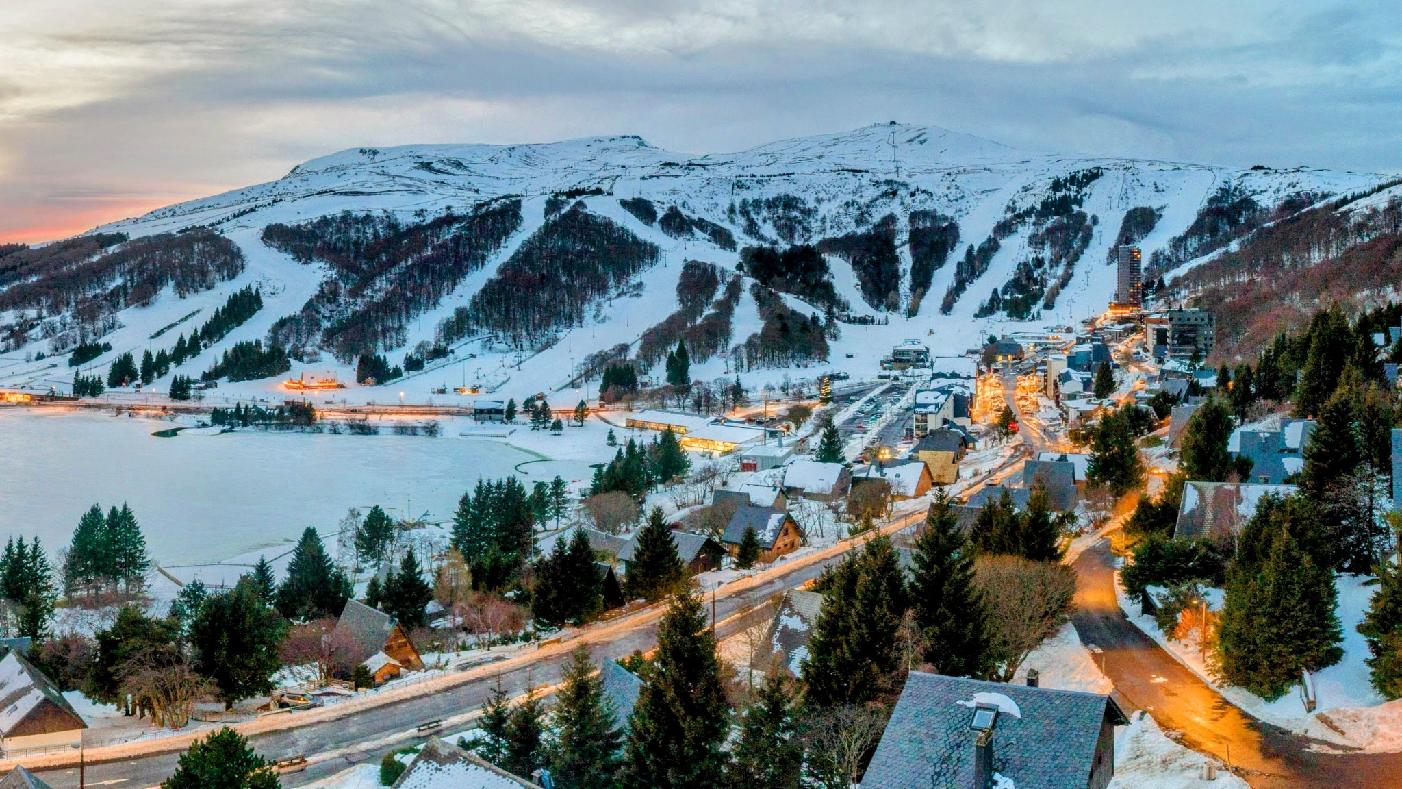Chalet Cascade à Super-Besse, idéalement situé près du centre de la station et des commerces.