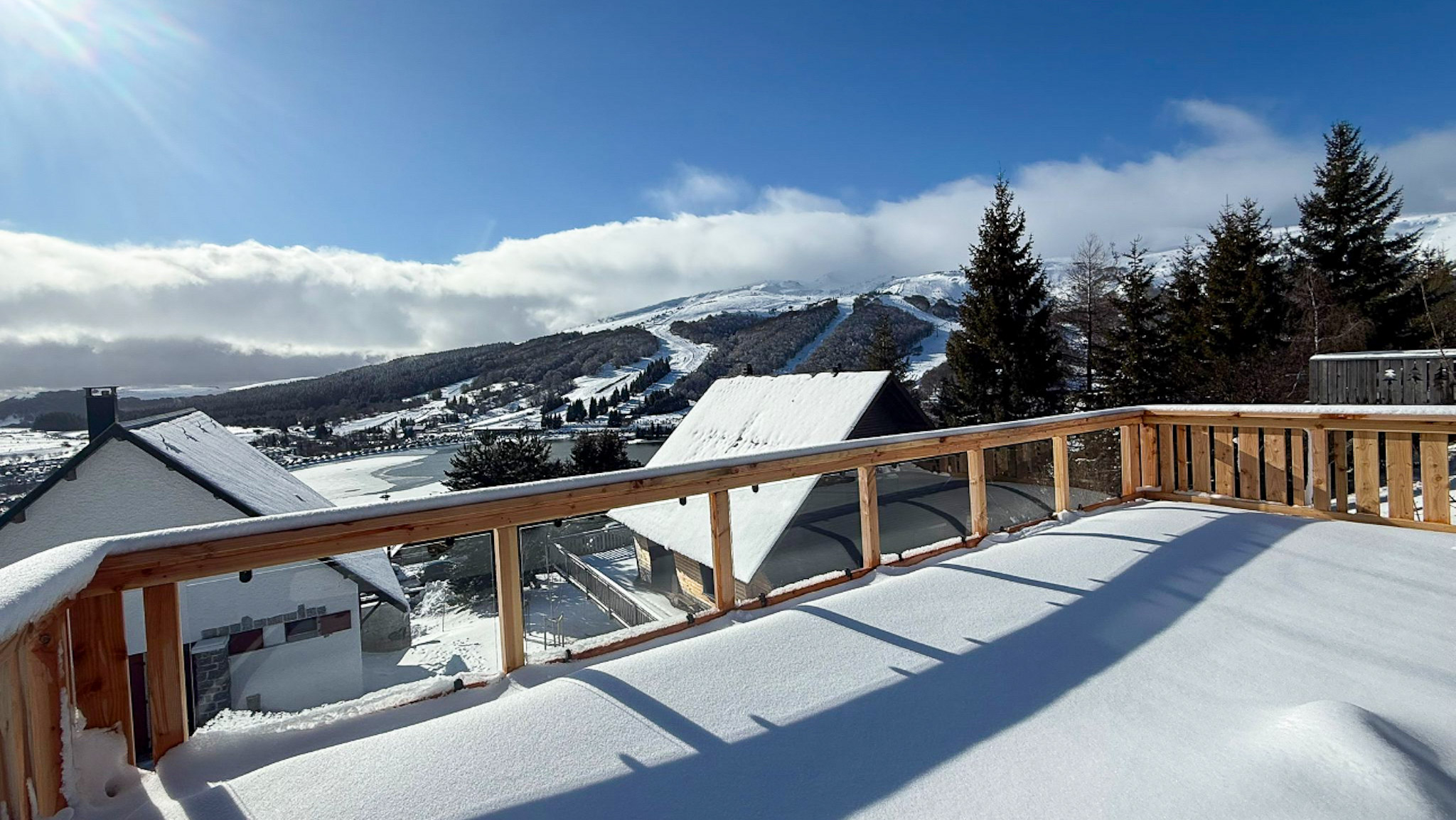 La vue met parfaitement en valeur le Spa de Nage et invite à la détente.