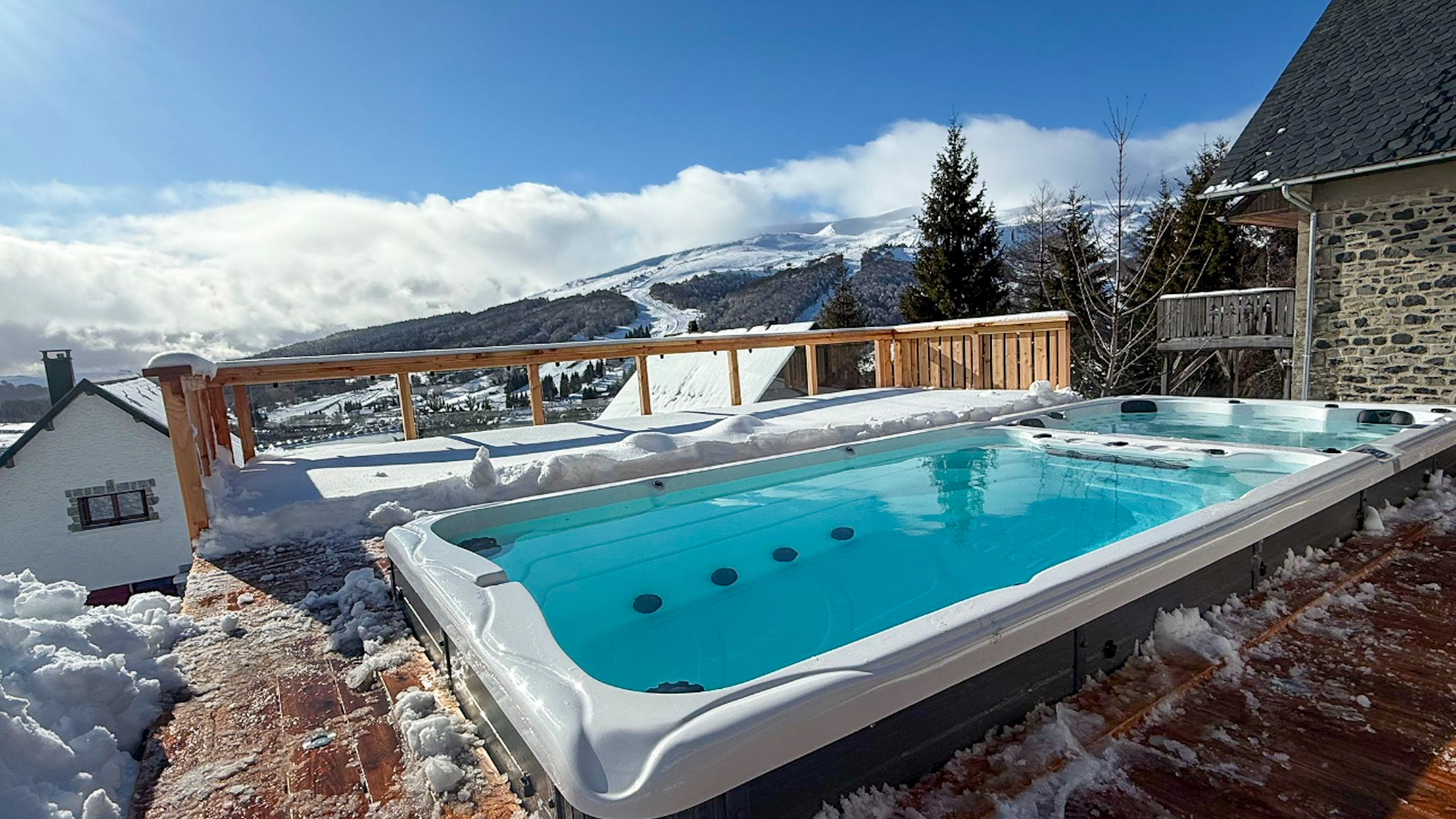 Chalet d'Exception à Super Besse avec Spa de Nage Privatif