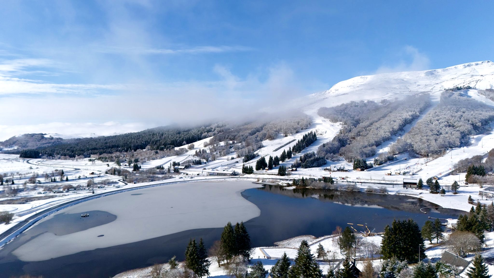 La vue sur le Lac des Hermines et sur les Piste de la Station de Super Besse
