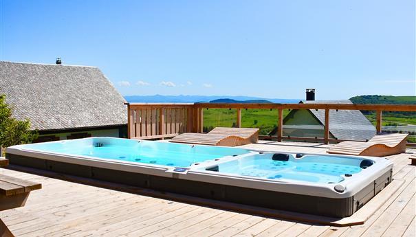 Spa de Nage du Chalet Cascade a Super Besse en Auvergne