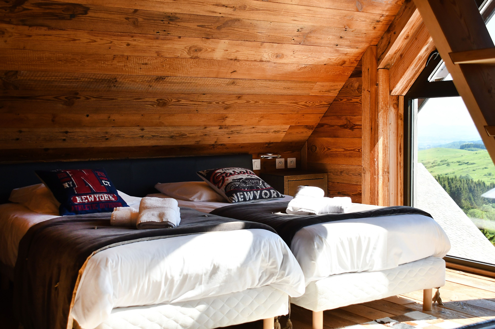 Chambre Bois Joli au Chalet Cascade : spa privatif, vue panoramique et confort.