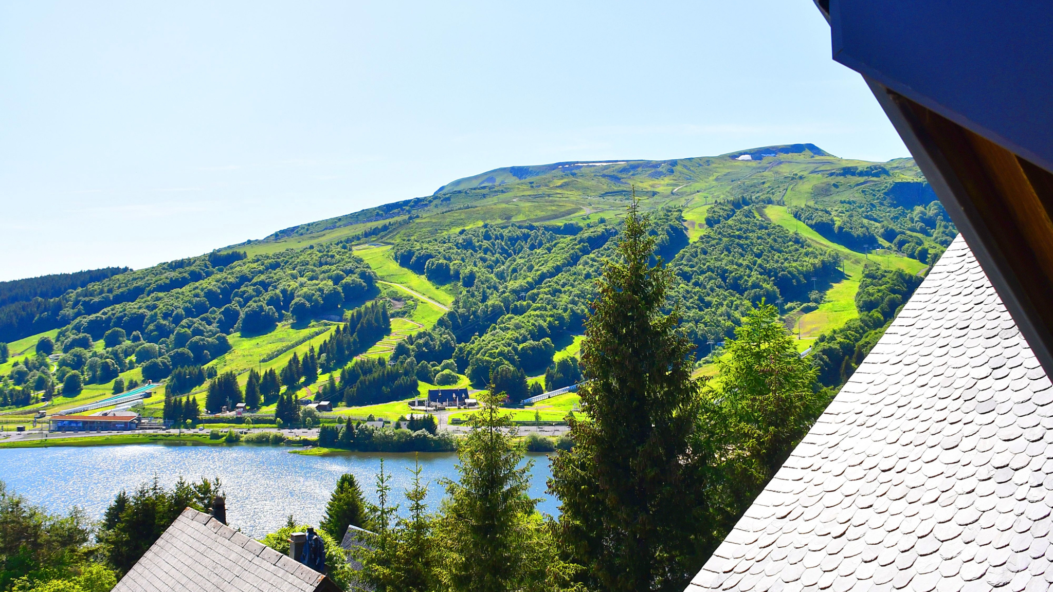 Un chalet avec vue imprenable sur Super-Besse et le Massif du Sancy