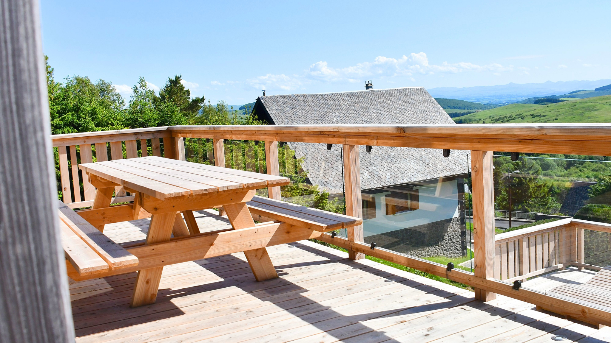 Un balcon panoramique agrandi pour profiter pleinement de la vue à Super-Besse